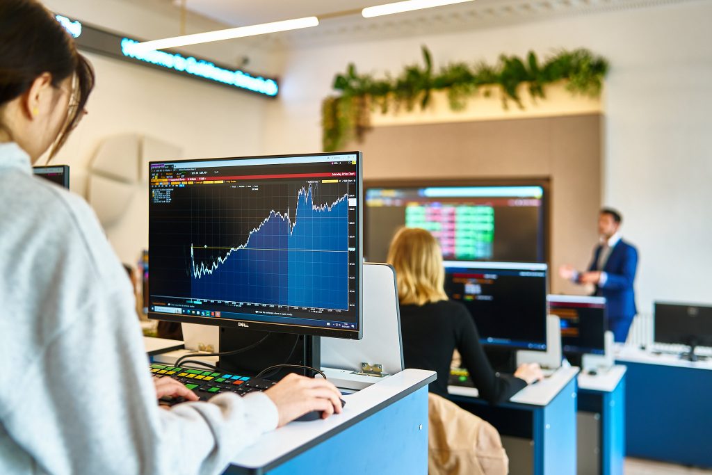 A student studying in the Bloomberg Business Lab